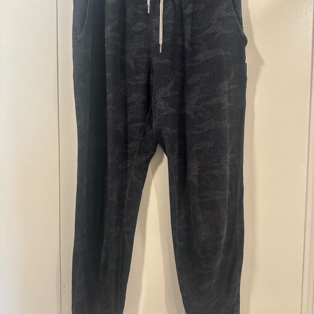 Vuori joggers camo small. Lightly worn
